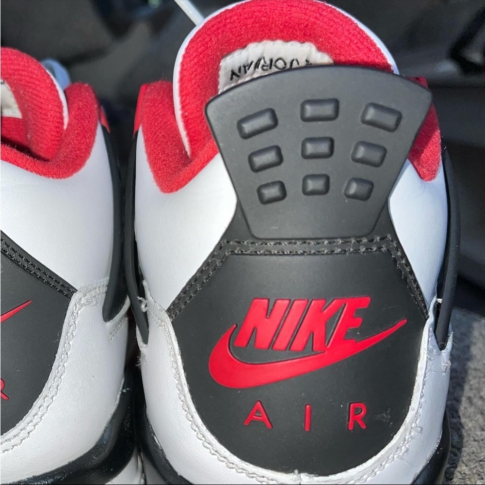 Jordan 4s Fire reds size 4.5 in Y can fit 5-5.5 women